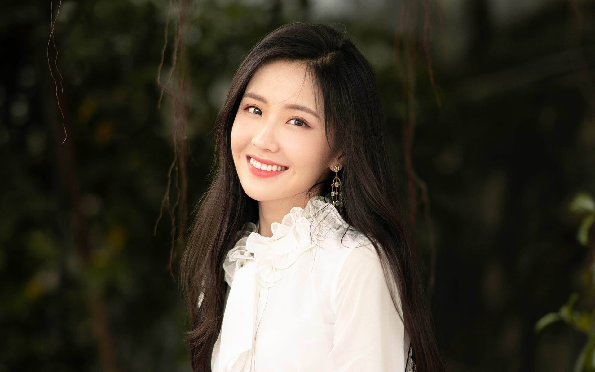 拜仁慕尼黑主场3-0战胜多特蒙德,巩固榜首位置,拜仁慕尼黑场地