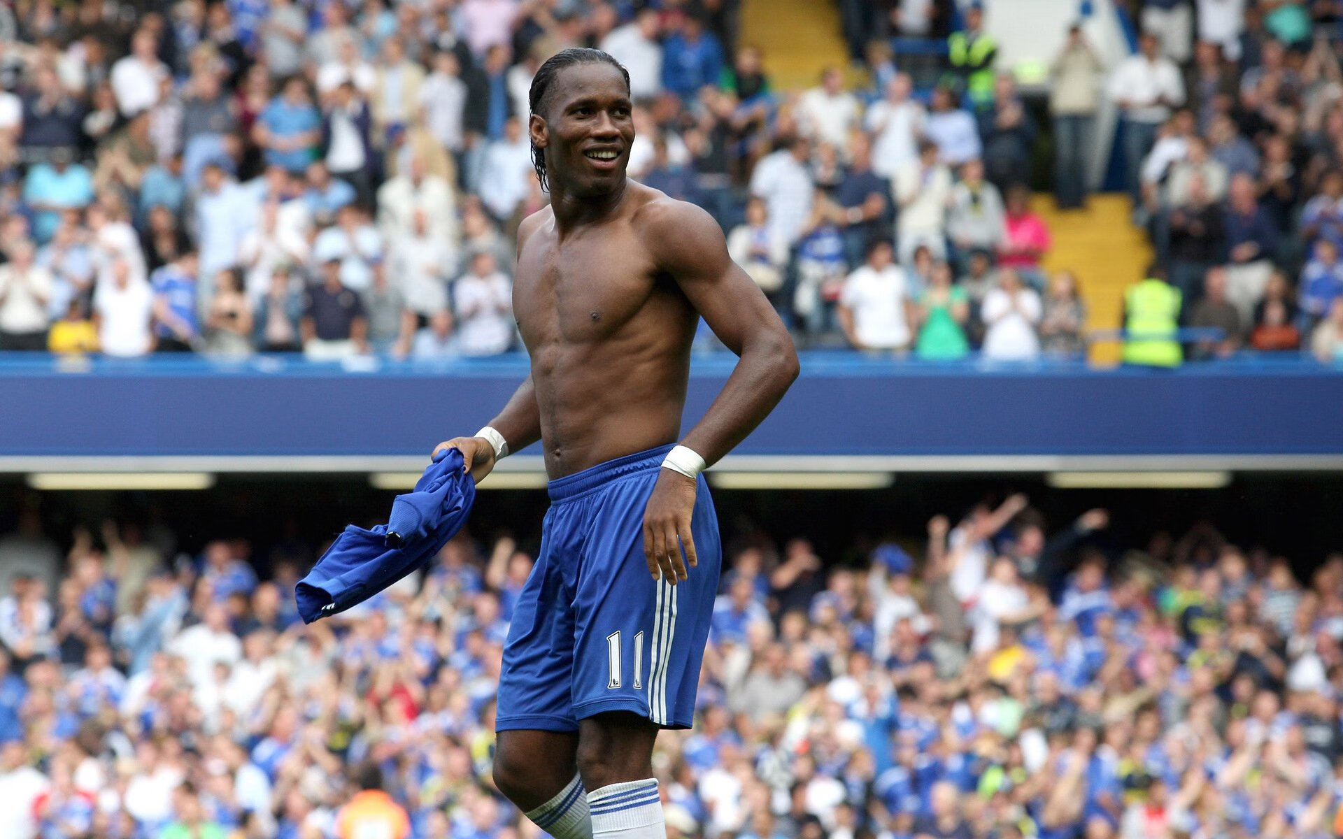 社交平台球员话题热度不减影响力逐步扩大带动球队品牌传播,社交足球